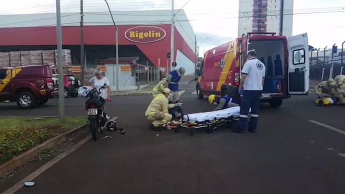 Motociclistas têm lesões graves após forte colisão na Avenida Tancredo Neves