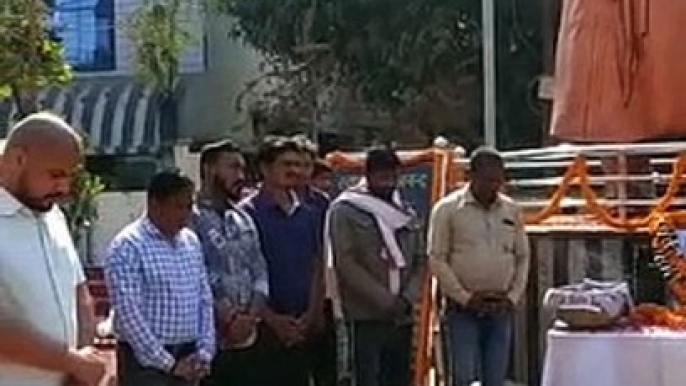 युवा दिवस के अवसर पर स्वामी विवेकानंद जयंती पर पुष्पांजलि एवम माल्यार्पण