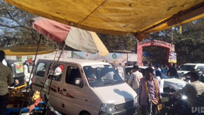 It is very difficult for the passengers to reach the railway station via Budhwari market, there is a continuous jam due to the handcarts.