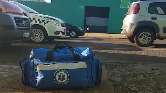 Colisão entre Uno e Táxi deixa mulher ferida na rua Minas Gerais