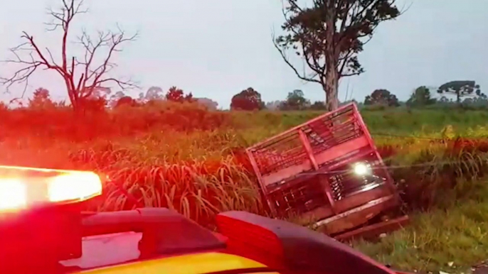 Jovem motociclista tem suspeita de fratura após se envolver em colisão com carro no Jardim Clarito