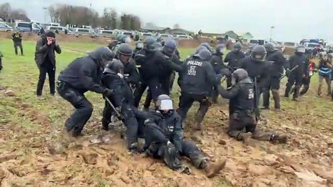 Policiers VS gadoue... la boue ça colle au pieds