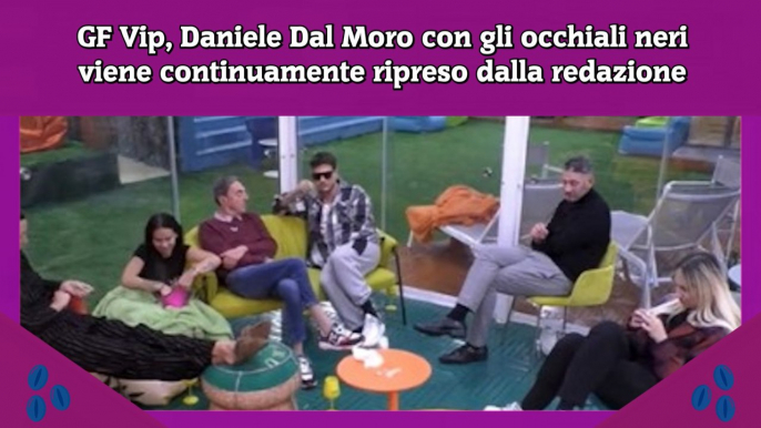 GF Vip, Daniele Dal Moro con gli occhiali neri viene continuamente ripreso dalla redazione