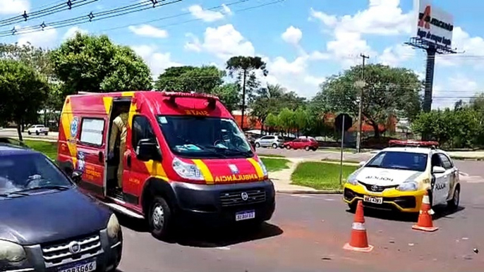 Acidente envolvendo automóvel e duas motocicletas deixa jovem ferido, em Umuarama