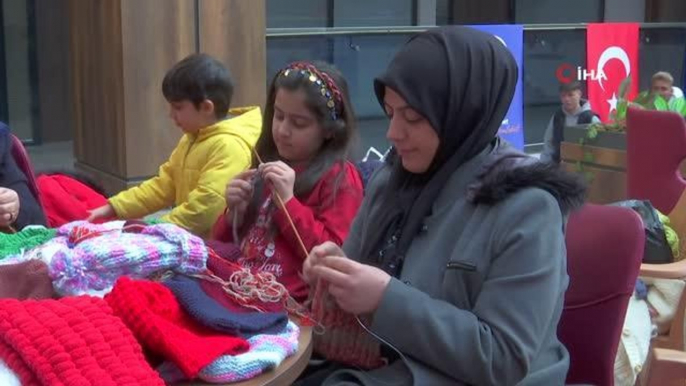 Yaşı küçük, gönlü büyük... Kendisi gibi depremzede çocuklar için bere ve atkı örüyor