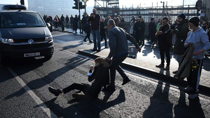 Frustrated public confront Animal Rebellion protesters on London Bridge