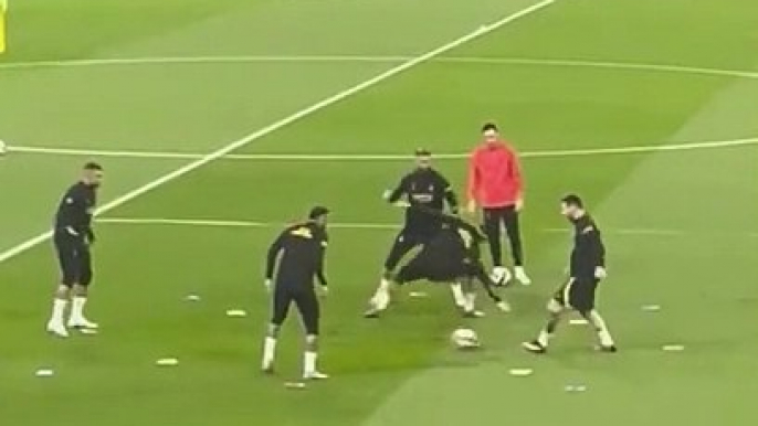 Hakimi tente de prendre la balle des pieds de Mbappé, Neymar, Messi et Ramos