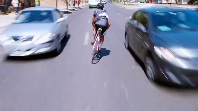 Deux cyclistes s'amusent à rouler à contre-sens sur une route