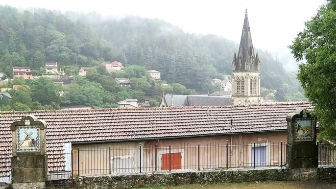 Vals-les-Bains (07), 3 500 habitants, Le Calvaire, Chemin de Croix, église St-Martin 1882 CLIP