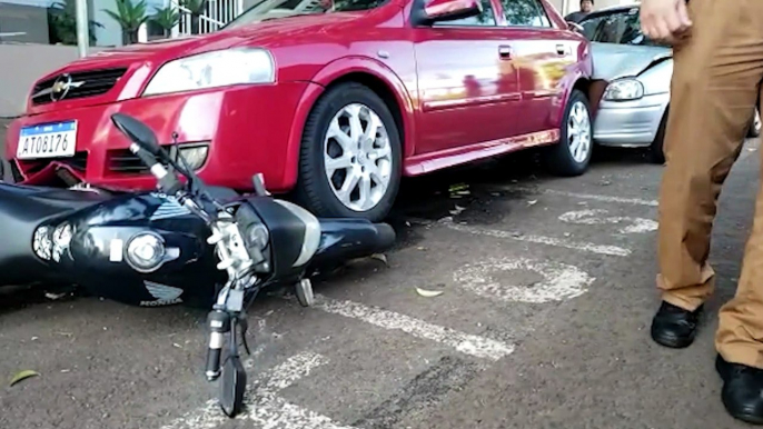 Motorista fica ferido após bater em veículos estacionados na Rua Minas Gerais