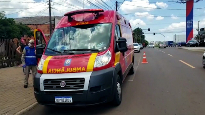 Ciclista fica ferido após ser atingido por carro na Avenida Papagaios