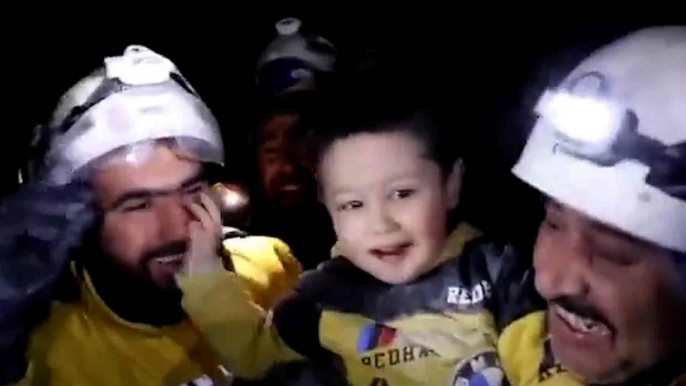 La tierna imagen de un niño que se pone a jugar con los operarios tras ser rescatado en Turquía