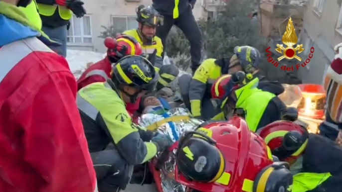 Terremoto in Turchia, 23enne salvato dalle macerie da Vigili del Fuoco italiani (09.02.23)