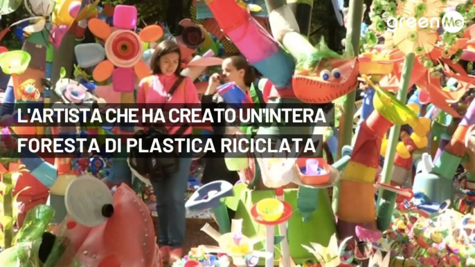 L'artista che ha creato un'intera foresta di plastica riciclata
