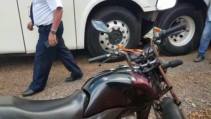 Motociclista fica ferido ao se envolver em acidente com ônibus nas margens da BR-277