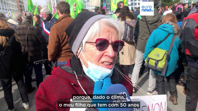 Milhares de pessoas contra a reforma das pensões num protesto com violência