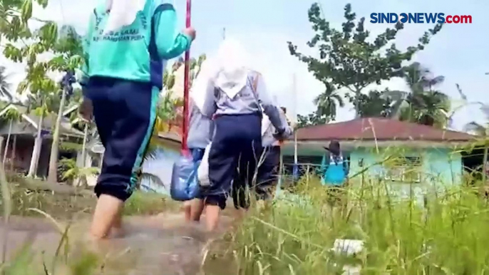 Peringati Hari Guru, Pelajar di Deli Serdang Bersihkan Rumah Guru yang Kebanjiran