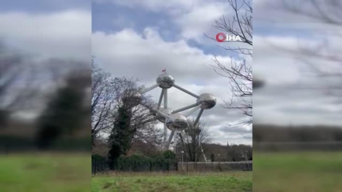 Brüksel'in simgesi Atomium'da Türk bayrağı dalgalandı