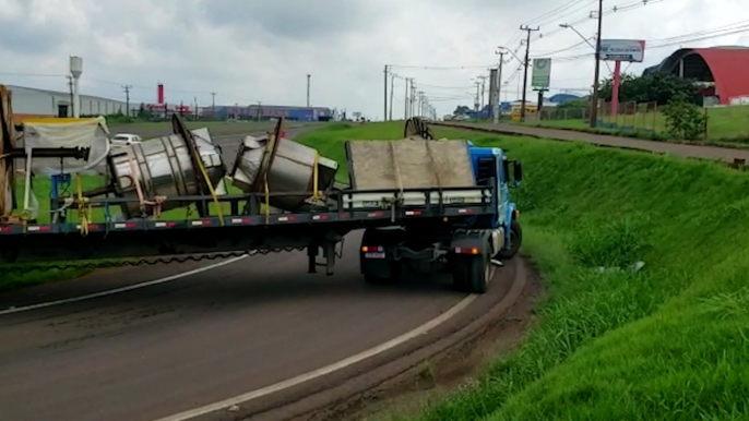 Rodado de caminhão cai em valeta às margens da rodovia BR-277