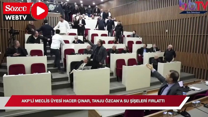 Bolu Belediyesi'nde AKP'li meclis üyesi Hacer Çınar, belediye başkanı Tanju Özcan'a su şişeleri fırlattı