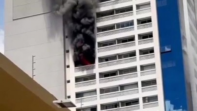 AGORA | Incêndio espalha por andar de prédio comercial localizado em frente ao Buriti Shopping, em Aparecida de Goiânia. Equipes do Corpo de Bombeiros já estão no local. Ainda não há informações sobre as causas do incêndio. A fumaça pode ser vista de long