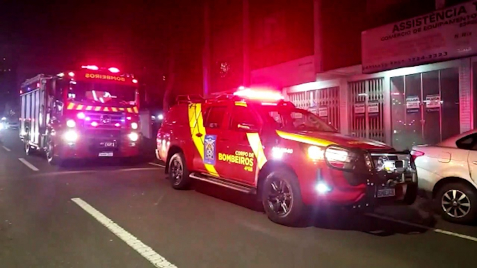 Equipes do Corpo de Bombeiros atendem pessoa em situação de risco no centro