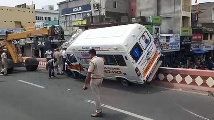 कोटा में एम्बूलेंस की टक्कर से बाइक सवार दो महिलाएं व बच्ची फ्लाईओवर से गिरे, महिला की मौत