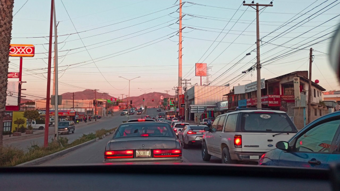 Turismo paseo por las calles de la ciudad de tijuana baja california mexico un hermoso atardecer