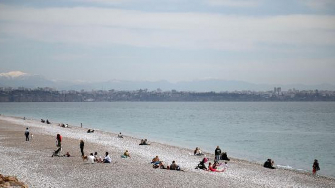 Antalya'da güneşli havayı görenler sahillere akın etti