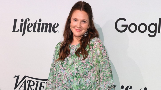 Drew Barrymore defiende 'al gruñón' de Hugh Grant