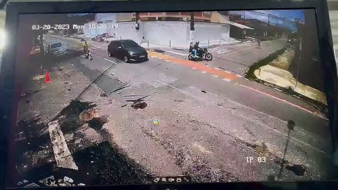 Motoqueiro colide em carro e é arremessado durante perseguição policial na Serrinha