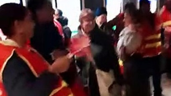 Réforme des retraites: Découvrez les images de manifestants qui occupent et bloquent le Mcdonald's des Champs-Elysées à Paris