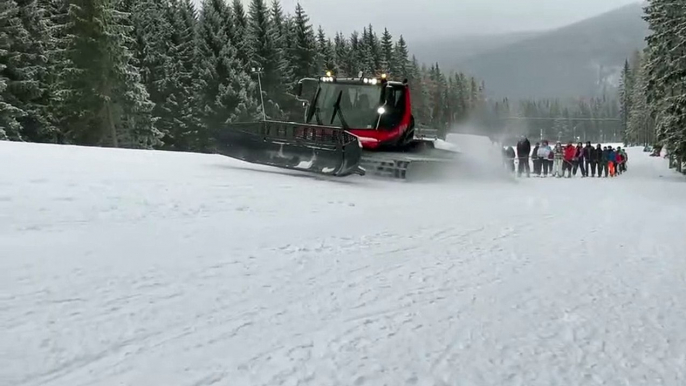 Pas de remontée mécanique... No problem, cette dameuse tire les skieurs