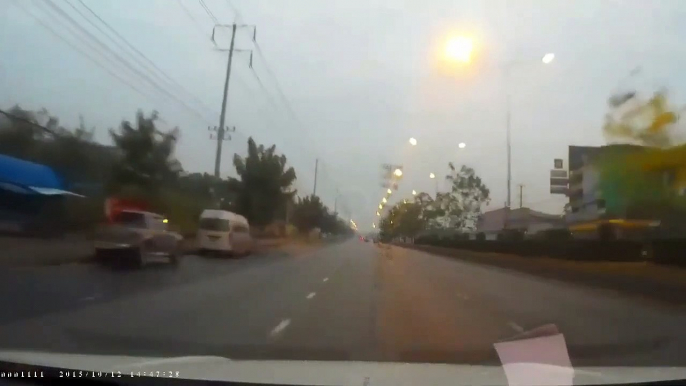 Ce conducteur réussit à éviter un camion de justesse... bon réflexe