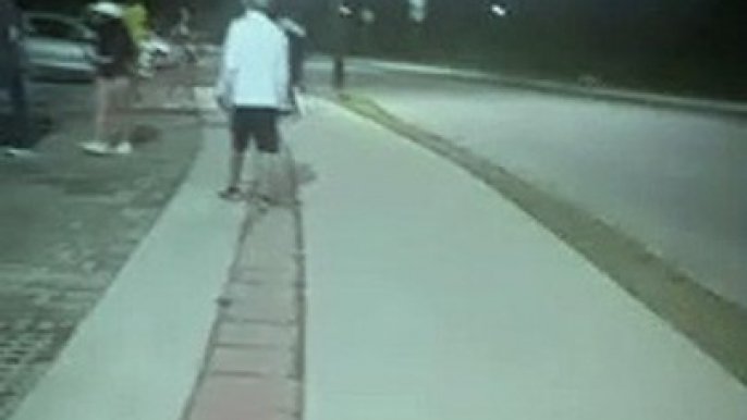 Casal é agredido no bairro Cidade Nova Um homem e uma adolescente foram agredidos após sair de uma baladinha na avenida Nilo Simas, no bairro Cidade Nova, em Itajaí, na noite de domingo. Um vídeo curto, gravado por populares, mostra parte da agressão.