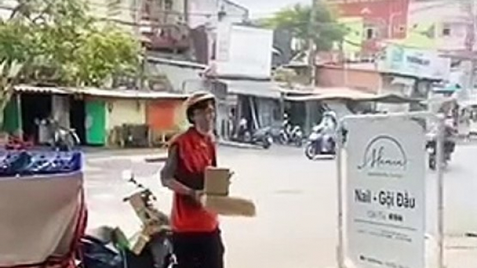 Khao khát làm MC nhưng đời đưa đẩy làm shipper, thanh niên “on the mic” khiến không ai dám bỏ hàng