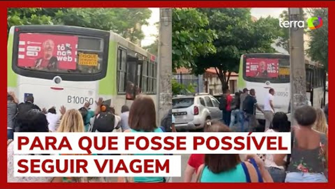 Passageiros descem e empurram ônibus para dar 'tranco' em coletivo no RJ