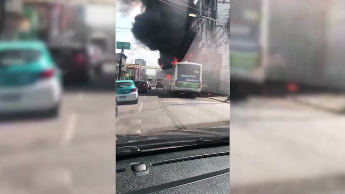 Urgente: Homem joga gasolina e ateia fogo em passageiros de ônibus no Rio