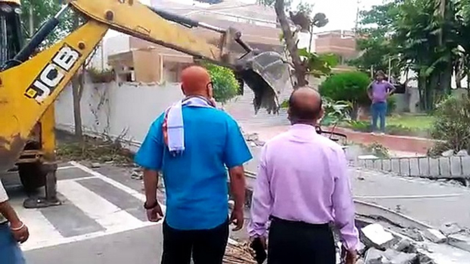 Bulldozer taken out by encroachment squad, influential people got time, completely demolished walls