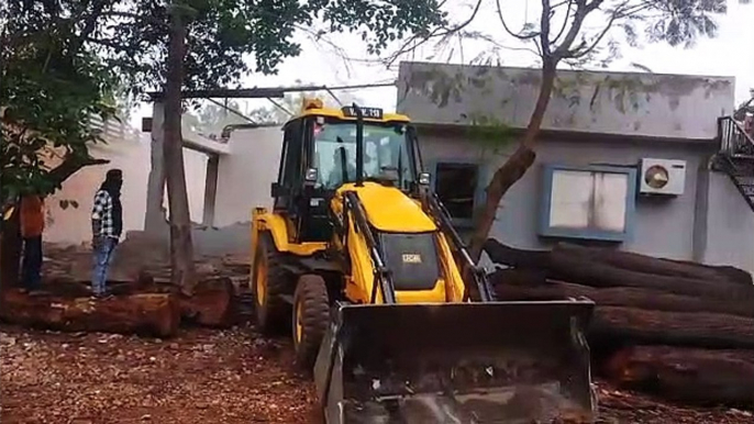 Bulldozer taken out by encroachment squad, influential people got time, completely demolished walls