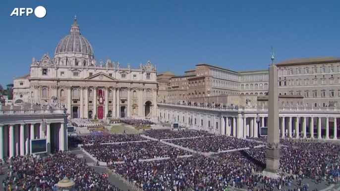 Pasqua, Papa Francesco celebra la messa in piazza San Pietro