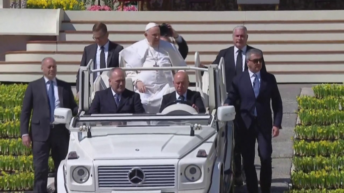 Pâques: le pape François salue la foule sur la place Saint-Pierre après la messe au Vatican