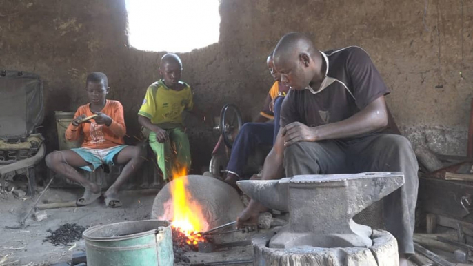 Nounké Bayo, forgeron ou un héritier du calvaire de la chaleur de la forge