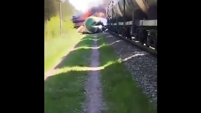 Russia, treno deraglia a Bryansk: "Bomba sui binari" - Video