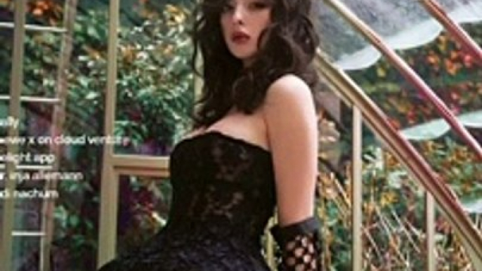 En couverture de celui-ci : Deva, dans une ravissante robe bustier noire. Une tenue signée Dior, à en croire l'actrice italienne qui a mentionné le compte Instagram de la célèbre maison de luxe française.Monica Bellucci fière de sa fille Deva, Instagram.