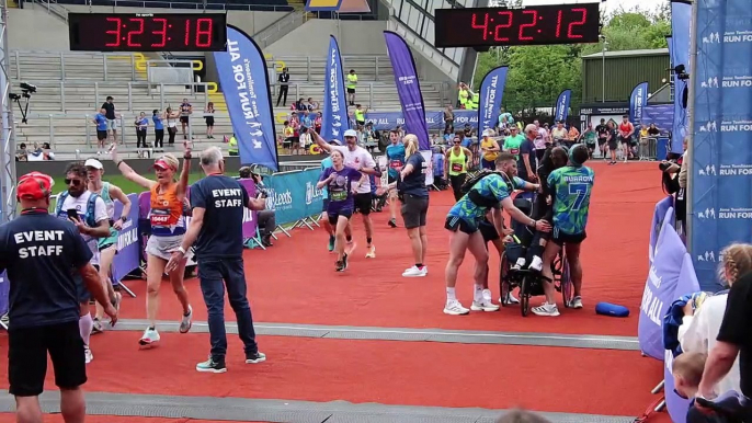 Watch moment Kevin Sinfield carries Rob Burrow across finish line in Leeds  (Credit: Leeds Rhinos)