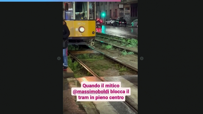 Massimo Boldi bloccato sui binari del tram in centro: i passanti lo aiutano a spostare l'auto