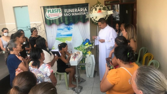 Velório e sepultamento do bebê Enzo em Cajazeiras são tomados por clima de consternação e muita dor