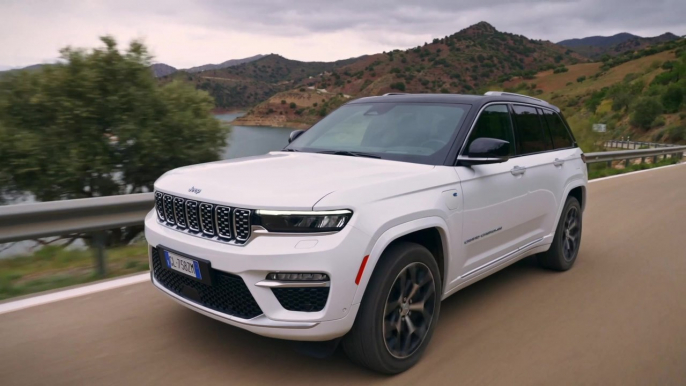 Jeep Grand Cherokee 4Xe in White Driving Video