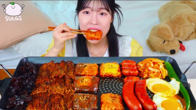 ASMR MUKBANG Rice paper wrap, Fire noodles, Black bean noodles. Enoki Mushroom, Sausage.